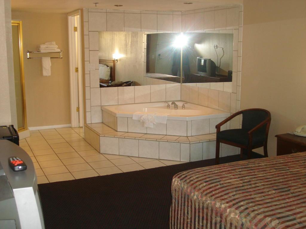 6 Bakersfield, Ca South Hotel