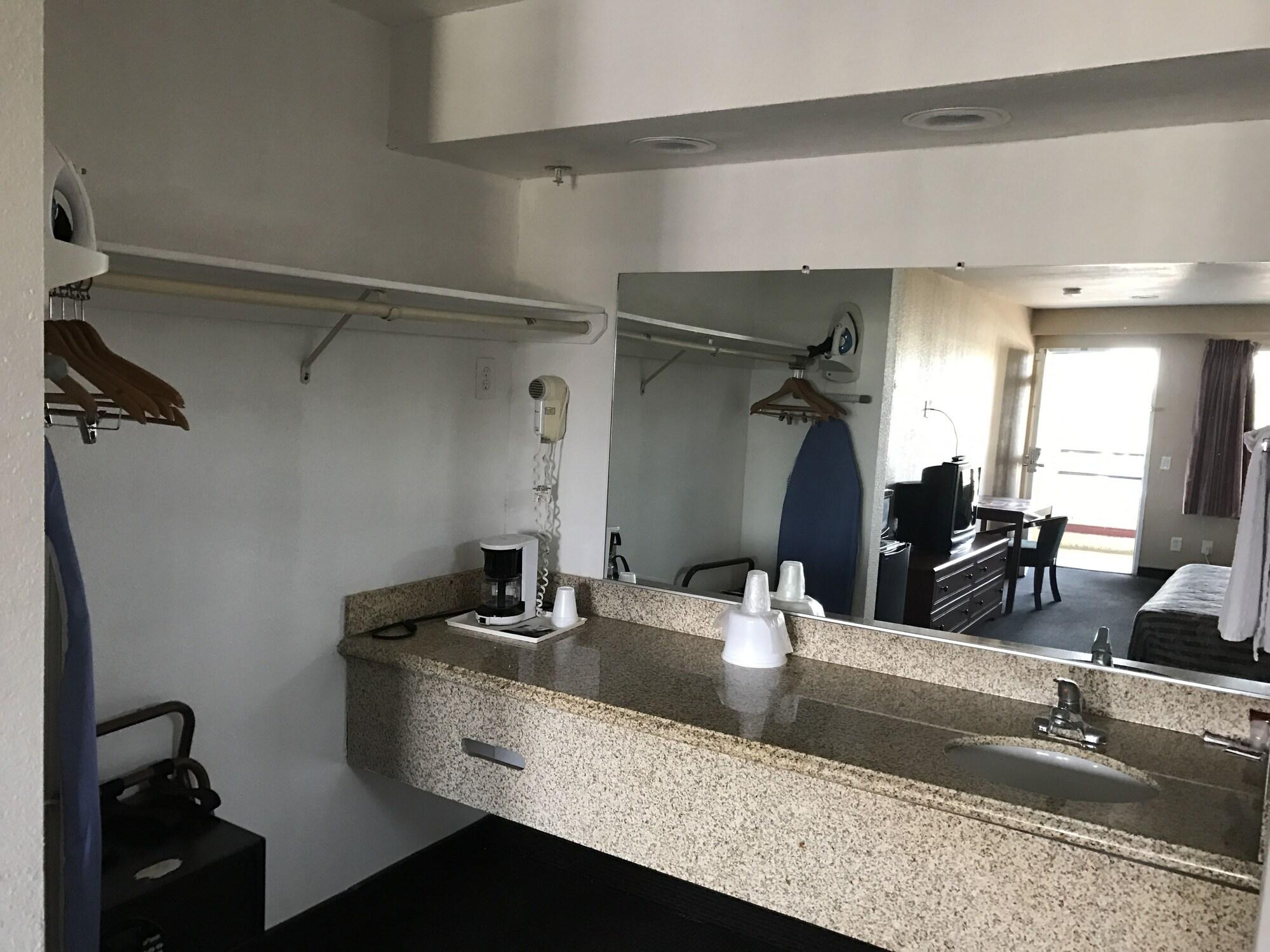 6 Bakersfield, Ca South Hotel