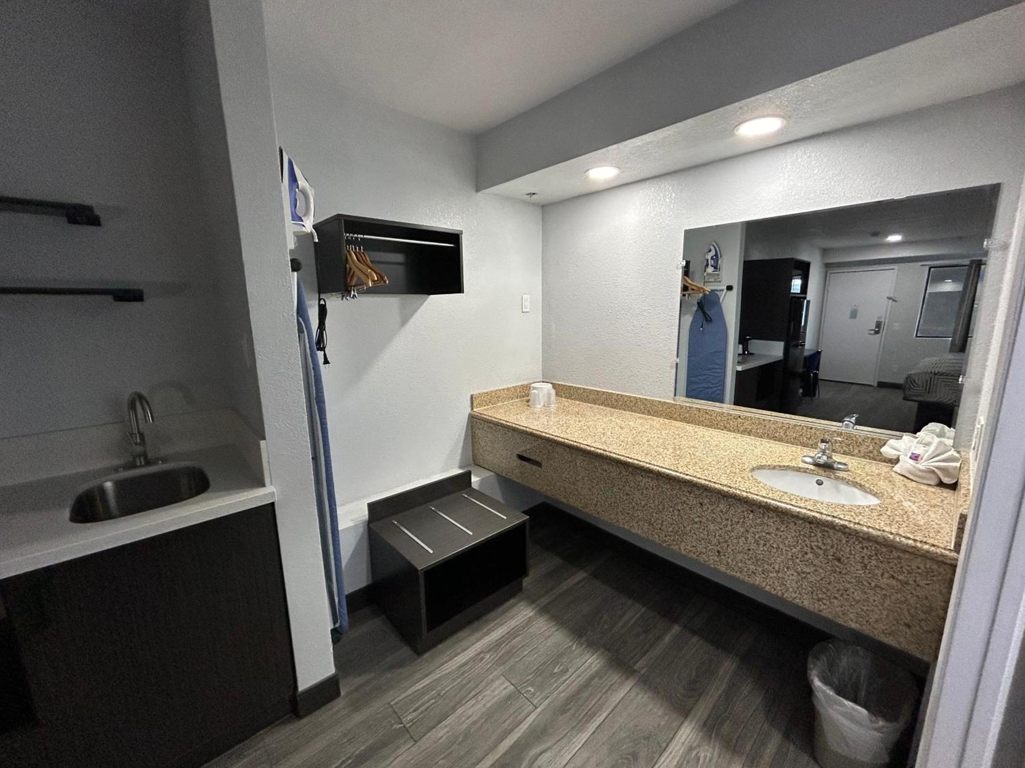 6 Bakersfield, Ca South Hotel 2*